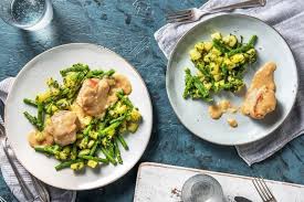 Sommerliche Spinat Spatzle Pfanne Rezept Hellofresh Rezept In 2020 Schweinemedaillons Schweine Medaillons Rezeptideen