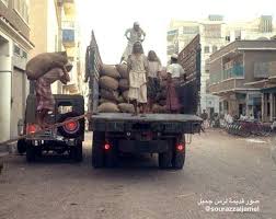 Byrjinoiiaavwmq Jpg Large عمال يشحنون بضاعة من أحد المستودعات في جدة عام 1388هـ الموافق 1968 Military Vehicles Military Vehicles