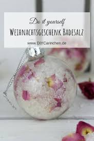 Diy Badesalz Mit Rosenblutenblattern Selbermachen In Christbaumkugeln Diy Badesalz Diy Geschenke Weihnachten Diy Bader