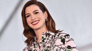 Anne hathaway attends the 22nd annual hollywood film awards at the beverly hilton hotel on november 4, 2018 in beverly hills, california. Anne Hathaway Reveals Windswept Curtain Bangs And Blonde Highlights See Photo Allure