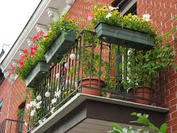 Beragam desain yang unik dan aplikatif, akan menjadikan balkon tidak sebatas menjadi tempat menjemur handuk dan pakaian, melainkan menjadi tempat ternyaman yang membuat semakin betah tinggal di rumah. Contoh Gambar Desain Balkon Rumah Minimalis 2 Lantai Terbaru 16 Design Rumah
