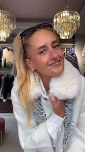 Biała kurtka z ozdobnym haftem i kołnierzem z futerkiem w duecie z  klasycznymi jeansami to połączenie, które zawsze wygląda stylowo. Idealna  propozycja na chłodniejsze dni — kobieco, wygodnie i z ...