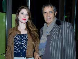Ils fêteront en décembre prochain leur première année de mariage et pourtant, julien clerc et hélène grémillon vivent une histoire d'amour depuis dix ans déjà. Julien Clerc And Helene Gremillon Dating Gossip News Photos