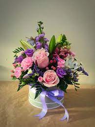 Hatbox Flowers In 2020 Birthday Flowers Arrangements Creative Flower Arrangements Unique Flower Arrangements