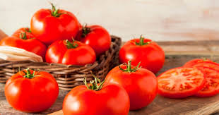 Tomatoes as a hydrating, vitamin C-rich food for gum health