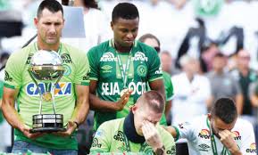 People pay tribute to the players of brazilian team chapecoense real who were killed in a plane accident in the colombian mountains. Brazil S Tragic Chapecoense Draws In First Match Since Plane Crash Arab News