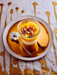 Anne Sophie Pic Nous Donne Une Veritable Lecon De Cuisine Avec Ce Dessert A La Vanille Mangue Et Muesli Recette Yaourt Alimentation Muesli