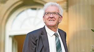 Maybe you would like to learn more about one of these? Heilig S Blechle Warum Kultfigur Winfried Kretschmann Im Suden Deutschlands So Beliebt Ist