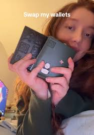 Evie Long Wallet avec Chaîne : Style et Élégance