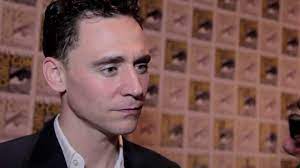 What does tom hiddleston look like? Comic Con 2013 Tom Hiddleston Talks Surprising The Con As Loki And Why He Won T Be In Avengers 2 Youtube