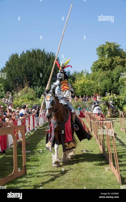 Jouter au Château du Rivau, chevalier à cheval en armure complète, avec la lance de joute Photo Stock - Alamy