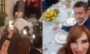 Ένα δαχτυλίδι που όπως θυμήθηκε η διαδικτυακή περσόνα soula glamorous ανήκει στην ηλιάνα παπαγεωργίου, η οποία έχει φωτογραφηθεί με αυτό για το instagram της. Gamos Menounos H Eisodos Twn Neonymfwn Sth De3iwsh Kai H Entypwsiakh Diakosmhsh Fwto