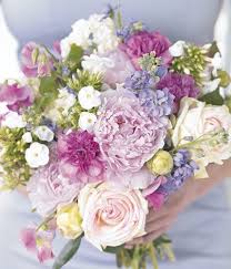 Sommerstrauss Aus Pfingstrosen Rosen Und Nelken Hochzeitsbrautstrauss Brautstrauss Flieder Winterstrauss