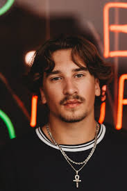 Seniors for 2026! I have two Saturday openings available. While Sunday and  weekday appointments remain available, Saturdays tend to book up quickly. I  swear all of my 'senior portrait' clients are models.