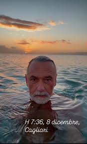 Cappellacci linfluencer, uomo solo nel mare del Poetto - SARDEGNA NOTIZIE  24