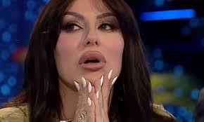 Mankalaza ny faha-12 taonan'ny rakikirany voalohany "ORA" i Rita Ora  tamin'ny hira natokanany ho an'i Kosovo