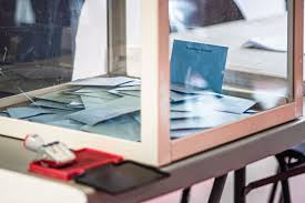 Les élections régionales françaises de 2021 ont lieu les 20 et 27 juin 2021, en même temps que les élections départementales, afin de renouveler les 17 conseils régionaux français. Dnooemygy 1skm