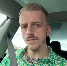 Avery Russell's Instagram, Twitter & Facebook