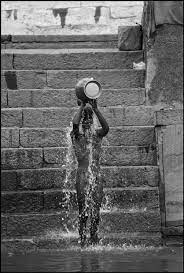 Benares India Il Bagno Del Mattino Sul Gange Ferdinando Scianna Gange Varanasi Scianna Photo Black And White Varanasi