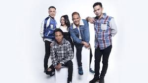 Dirilis pada 2012, lagu ini merupakan salah satu singel milik grup musik gamma1 dari albumnya yang berjudul 1 atau 2. Gamma 1 Band Lagu Tolong Dong Obati Rindu Sepasang Kekasih Yang Sedang Kasmaran Halaman 2 Warta Kota