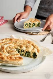 Ingredients Par Saputo A La Fois Legere Et Savoureuse Cette Tarte Phyllo Style Spanakopita Au Fromage Feta Et Aux Epinard Greek Recipes Feta Recipes Recipes
