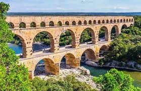 Le Pont Du Gard Une Merveille De L Histoire De France A Visiter Absolument Pont Du Gard Visiter Nimes Paysage France