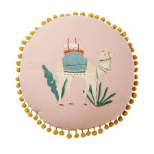 Cuscino a uncinetto il perfetto compagno per le serate netflix a casa. Cuscino Rotondo In Cotone Rosa Stampa Dromedario 30 Cm Souki Maisons Du Monde
