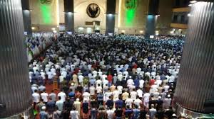 Warga bisa mengganti ibadah shalat jumat dengan shalat dzuhur di rumah. Sholat Jumat Bisa 2 Gelombang Untuk Daerah Padat Penduduk