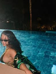 Rihanna looks stylish in a crop top and skirt for a night out. Rihanna Takes To Instagram To Mock Trump And To Show Off Her Lingerie Foto 11 De 12 Marca English