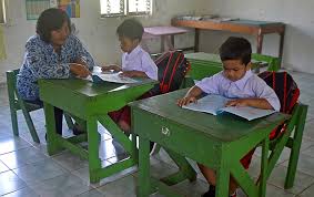 Kelas iv dan v harus join kelas berdua. Guru Di Blora Ini Tetap Mengajar Meski Hanya Ada Dua Siswa Baru