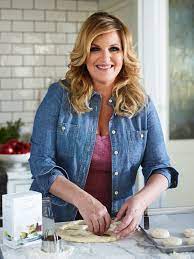 Trisha yearwood's skillet apple pie with unsalted butter, light brown sugar, pie crusts, apple pie filling, cinnamon sugar, melted butter. What You D Be Getting For Christmas If You Were Trisha Yearwood S Bff Williams Sonoma Taste