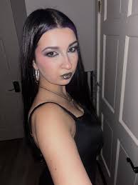 Look me in the eyes, can't name a girl better 🖤