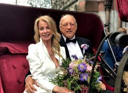 Is there an equivalent in english or can it be translated at 'all passionately together.' Cast Tutti Insieme Appassionatamente Events Social Twitter Instagram Pagina 30