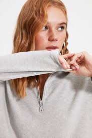 Trendyol Collection Schwarzes, entspanntes Super-Crop-Sweatshirt mit  Applikationsstickerei