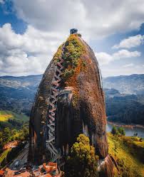 In this vlog we climb a monolith called en peñol located near the town of guatapé, colombia. Earth Pics Ø¯Ø± ØªÙˆÛŒÛŒØªØ± El Penon De Guatape In Colombia It Towers Up To 200 Meters And Takes 650 Steps To Reach The Top Would You Be Up For The
