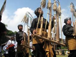 Dari macam macam suku di indonesia, suku jawa menjadi kelompok suku terbesar dengan jumlah mencapai 41% dari total populasi. Suku Bangsa Di Indonesia Pengertian Penjelasan Beserta Gambarnya