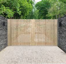 Joli Portail En Sapin Naturel Anvers A Barreaudage Vertical Disponible En Plusieurs Largeurs Hauteur Securisante Portail Jardin Barriere Jardin Portail Bois