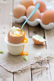 Oeuf A La Coque Cebettes Piment D Espelette Et Mouillettes Au Parmesan Alimentation Oeuf A La Coque Recettes De Cuisine
