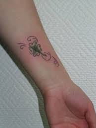 Vous cherchez un modèle ou un exemple sur la thématique tatouage trefle 4 feuilles. Tatouage Trefle 4 Feuilles Signification Gallery