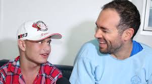 El cantautor Santiago Cruz dejó un mensaje de esperanza a los niños y niñas  del Hospital