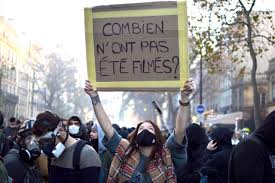 Pour protester contre ce texte de loi « sécurité globale », plus de 130.000 personnes, selon le ministère de l'intérieur, 500.000 selon les organisateurs, ont défilé ce samedi partout en france. Qui Nous Protege De La Police Partout En France Manifestations Contre La Loi Securite Globale