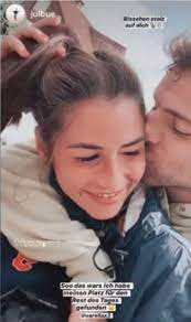 Die spekulationen um sarah lombardi und ihren vermeintlichen neuen freund julian büscher nehmen wieder fahrt auf. Endlich Sarah Lombardi Und Julian Posten Ersten Kuss Clip Promiflash De