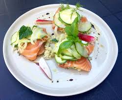 Une Recette De Gravlax De Saumon D Ecosse Salade Quinoa Et Fenouil Proposee Par Le Chef Romain Hertrich De L Auberge Gravlax Saumon Gravlax Salade De Quinoa