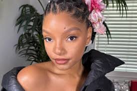 Halle Bailey: Qué significa el brazalete de su bebé