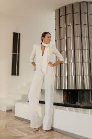 Et car il est parfait en toute occasion, les différents modèles de pantalons femme vous accompagnent du lever avec le legging, puis au travail avec sa forme cigarette noir, ensuite au sport grâce au jogging, et même jusqu'au restaurant avec sa coupe skinny ou. Tenue Mariee 50 Looks Pour Se Marier En Combi Ou Tailleur Pantalon