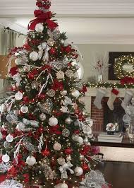 Decorate Your Christmas Tree Like A Pro With These 7 Tips Balsam Hill Christmas Tree Themes Beautiful Christmas Trees Christmas Home