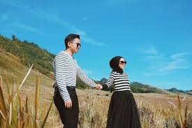 Beach sunset pre wedding photoshoot. Tak Melulu Di Studio Gaya Prewedding Hijab Di Alam Ini Lebih Bikin Kamu Iri Banget