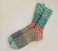 For those of you who chose to create the beaded throw, this week martin shows you how to construct the beaded throw option. Schoenstricken De Teil 1 Socken Mini Knit Along