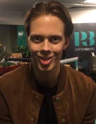 Bill Skarsgard Doing The Pennywise Smile Without Makeup Stephenking