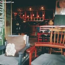 Lấy cảm hứng từ một quán cafe thân quen và những con hẻm nhỏ ở sài gòn, bộ sưu tập hẹn hò cùng lee&tee sẽ cho bạn cái nhìn mới về sự kết hợp hài hòa giữa thời trang dạo phố, cafe với túi xách lee&tee và đây cũng là những hình ảnh khá thân quen dành cho đối tượng công. Little Chair Coffee Ä'á»‹a Ä'iá»ƒm 247